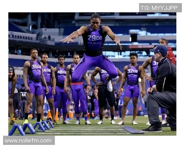 NFL美式足球明星挑战扣篮赛展现惊人运动才能与激情碰撞 NFL美式足球明星挑战扣篮赛展现惊人运动才能与激情碰撞